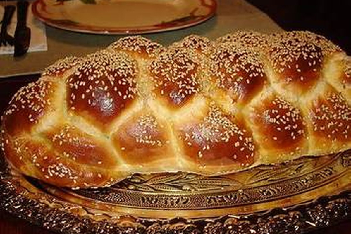 Pain tressé de Chabbat posé sur une table