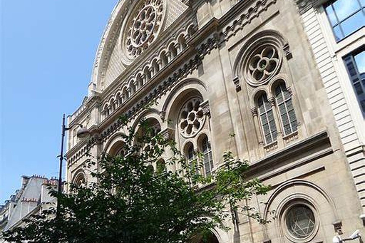 Façade d’une synagogue parisienne, évocation de l’ancrage communautaire à Paris