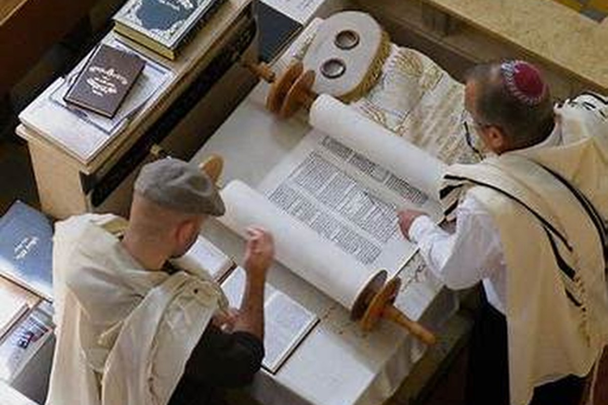 Lecture publique de la Torah dans une synagogue